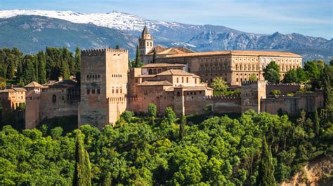 Alhambra of Granada: An Architectural Masterpiece Steeped in History and Legend!