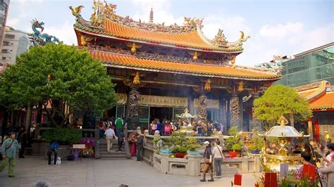 The Stunning Natural Beauty and Historical Significance of the Longshan Temple Await Your Exploration!